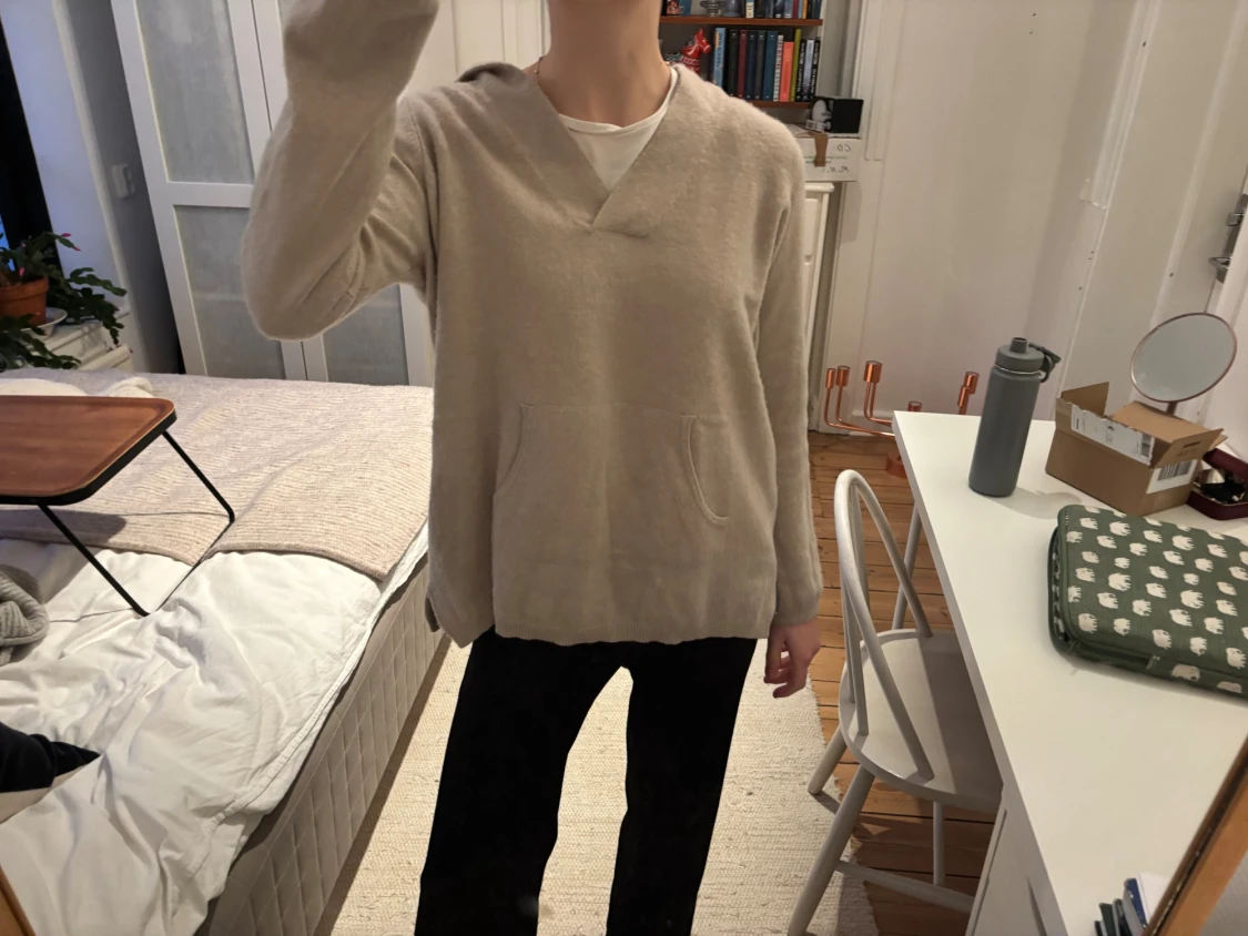 Beige hoodie från Soft Goat i kashmir