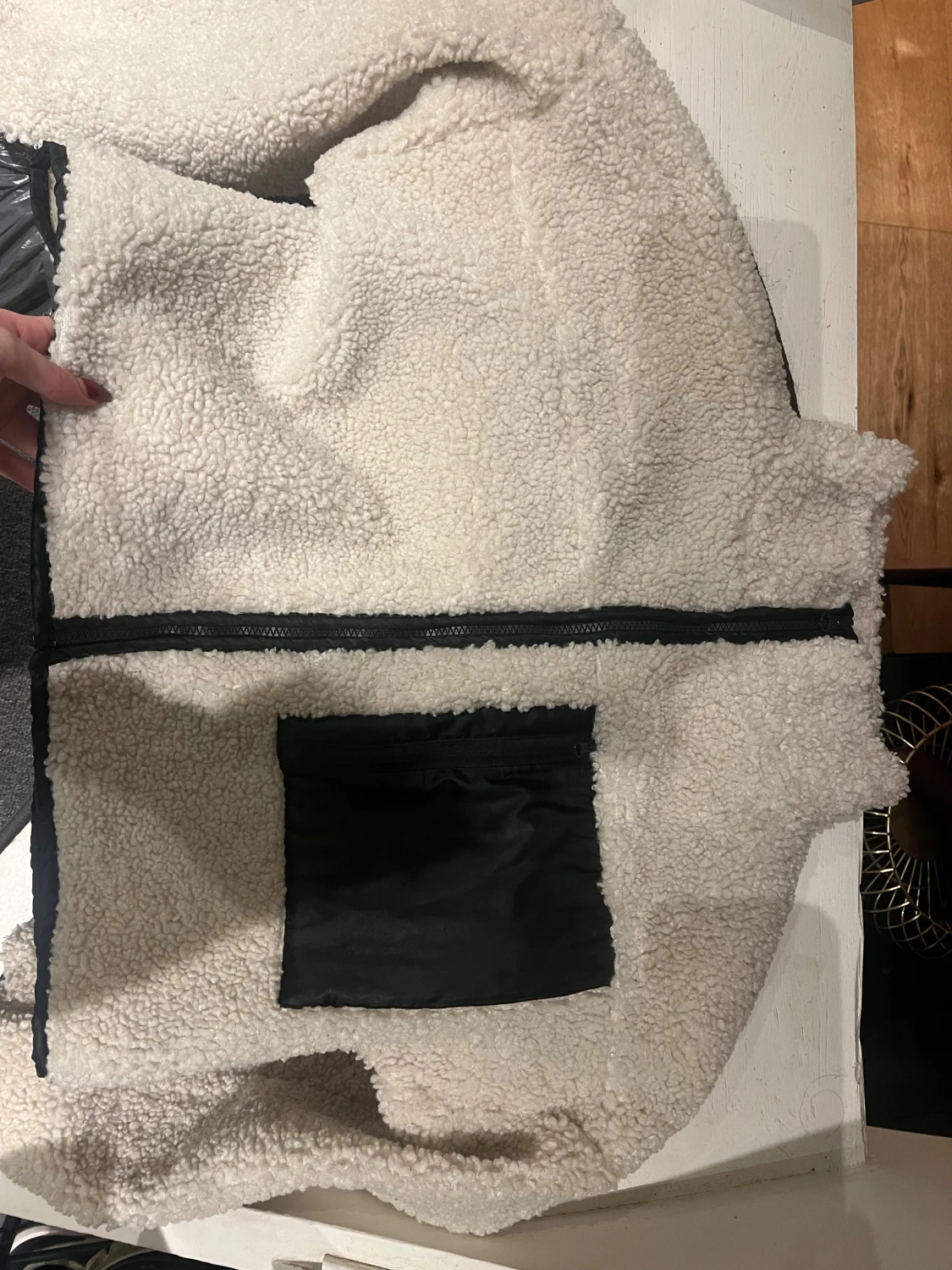 Vit teddyjacka med svart ficka - 2