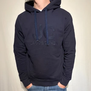 Jacob Cohen Hoodie - En väldigt snygg och stilren hoodie från jacob cohen i väldigt bra skick! Storlek L men sitter som M. Hör av er vid frågor!