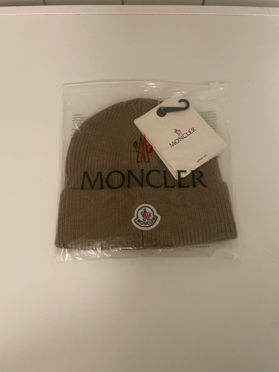 Beige stickad mössa från Moncler - 3