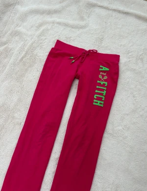 Abercrombie & fitch lågmidjade byxor  - Ett par byxor från Abercrombie & fitch i storlek S. Rakt över midjemått: ca 37cm. Innebenslängd: ca 74cm. Jag fraktar inom 24h. Se liknande plagg i min profil!