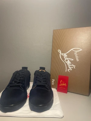 Mörk blåa loubs - Storlek 43 allt på bilden medföljer 