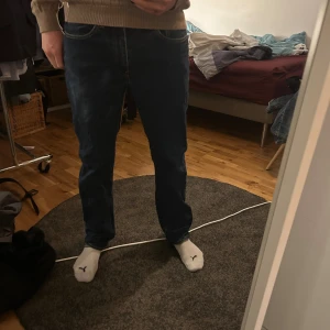 Levis 511 - Säljer ett par fräscha Levis 511. Som man kan se på bilden så är de något missfärgade på sina ställen vilket framstår på bild 3 i väldigt bra ljus... I övrigt så är jeansen av väldigt fint skick och jävligt snygga enligt mig. Kan endast skicka under helgerna då jag är iväg under veckodagarna. MVH//Nisse