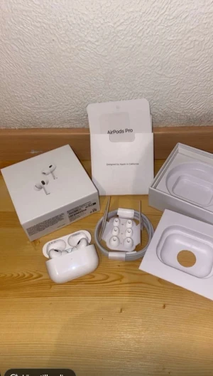 AirPods Pro - Säljer ett par AirPods Pro med originalkartong, extra öronkuddar och laddkabel. Hörlurarna och laddningsfodralet är i gott skick med endast mindre ytliga repor. Perfekt för trådlös musik och samtal med aktiv brusreducering. Allt som syns på bilderna ingår.