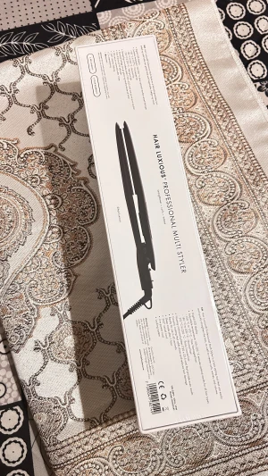 Professional Multi Styler - Helt ny Hair Luxious Professional Multi Styler i oöppnad förpackning. Perfekt för att skapa raka, lockiga eller vågiga frisyrer. Digital display, flera värmeinställningar och snabb uppvärmning. Passar alla hårtyper. Ingen synlig skada eller slitage.