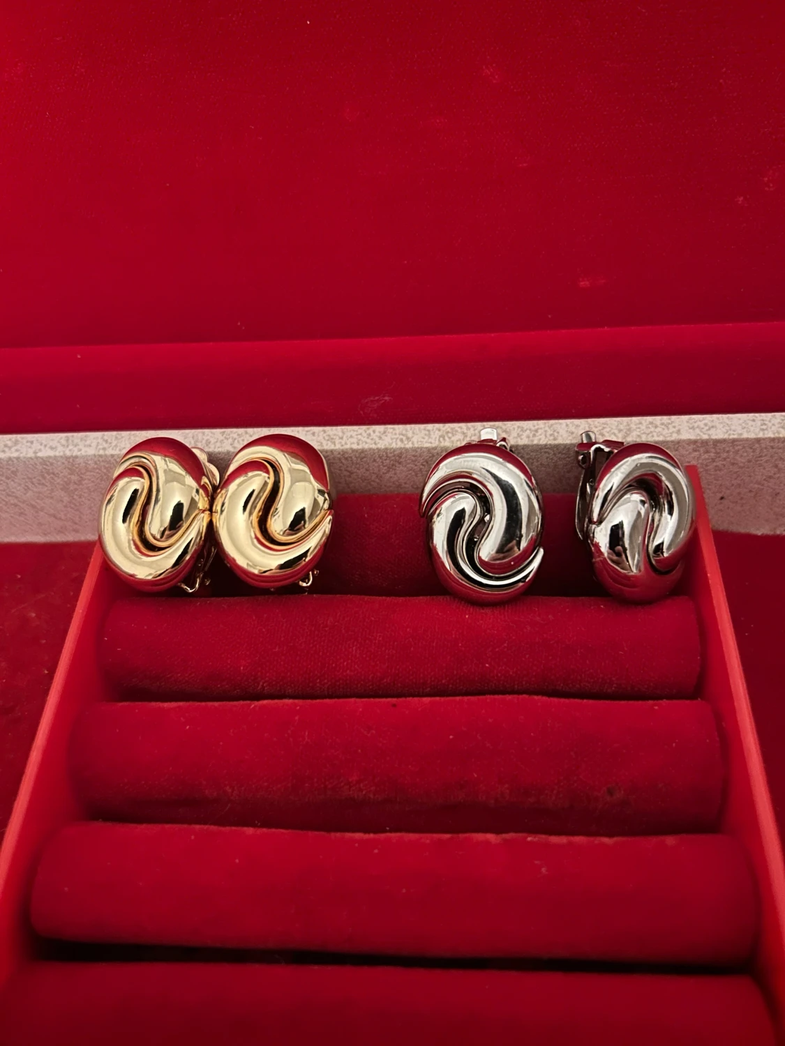 Två par swirlade clip-on örhängen - 1