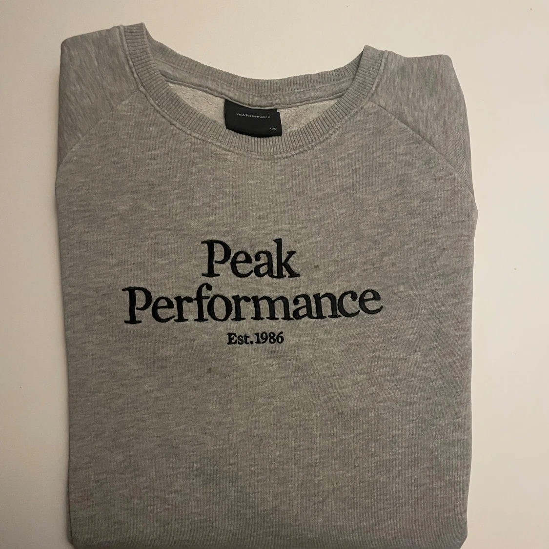 Grå Peak Performance tröja