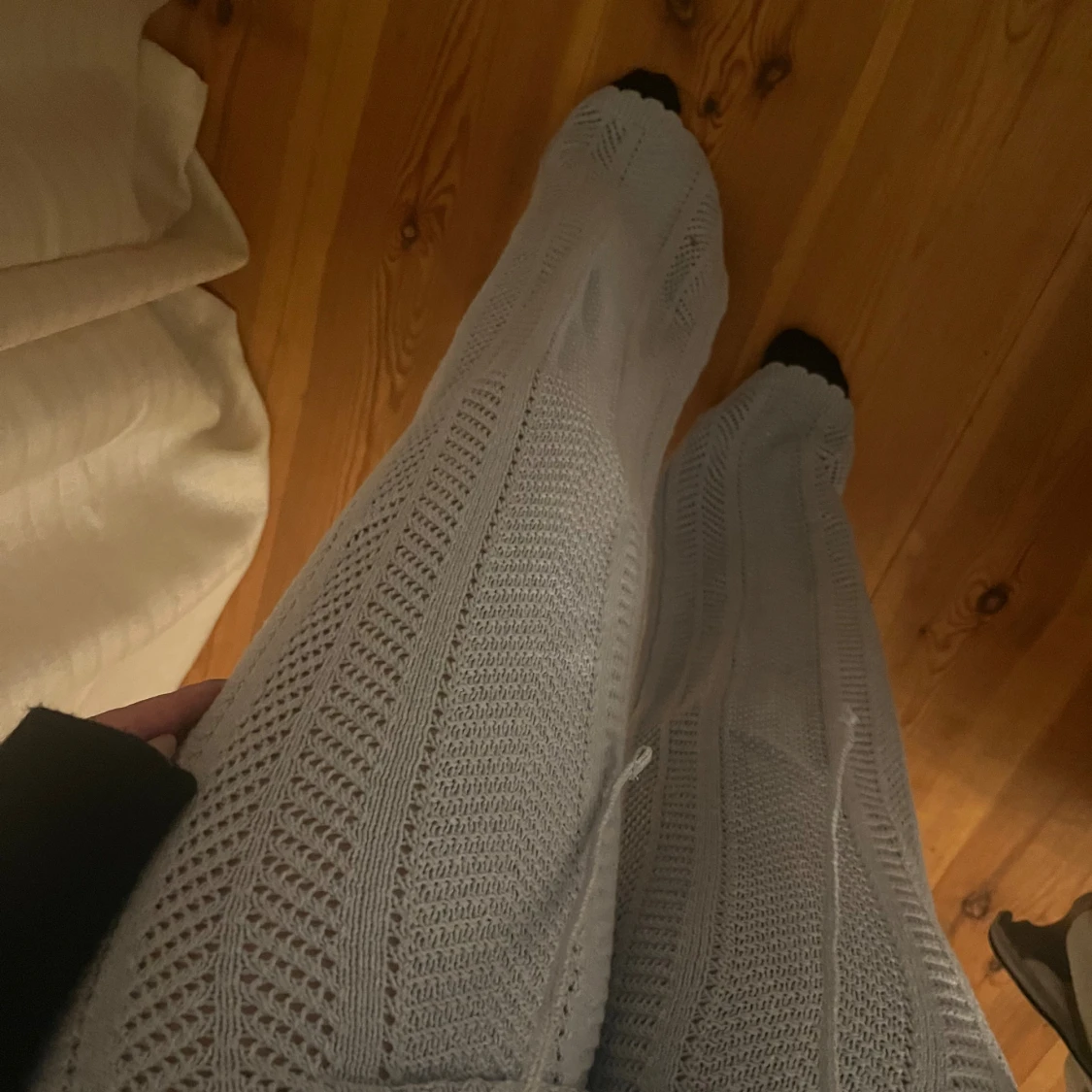 Ljusgrå stickade byxor med snörning - 2