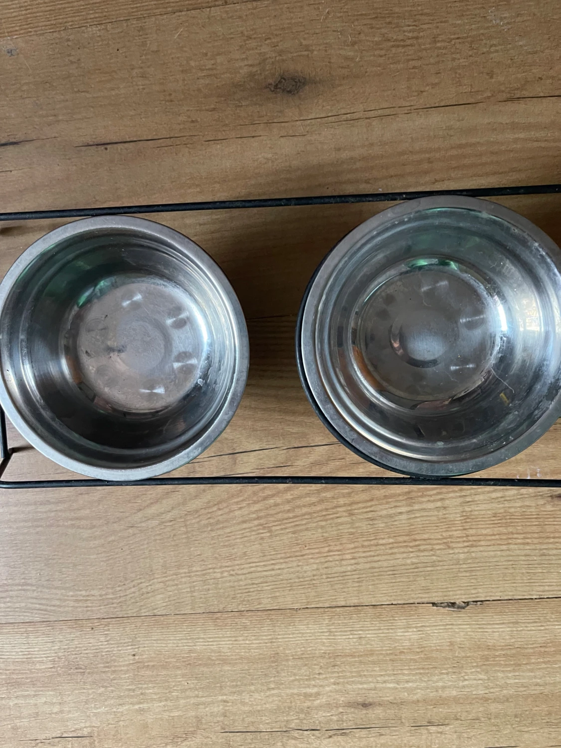 Dubbel matskål i rostfritt stål med ställ