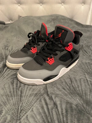 Jordan 4 retro infrared Nike  - Säljer mina Jordan 4 retro infrared. Köpte de i london ungefär ett år sedan för £219 vilket motsvarar 2736 SEK idag. Har knappt använd de totalt ungefär 4 gånger de är i perfekt skick och har skönaste materialet man kan ha. Storlek 42 vill man ha fler bilder eller ställa frågor så får man passa på och fråga 😄 