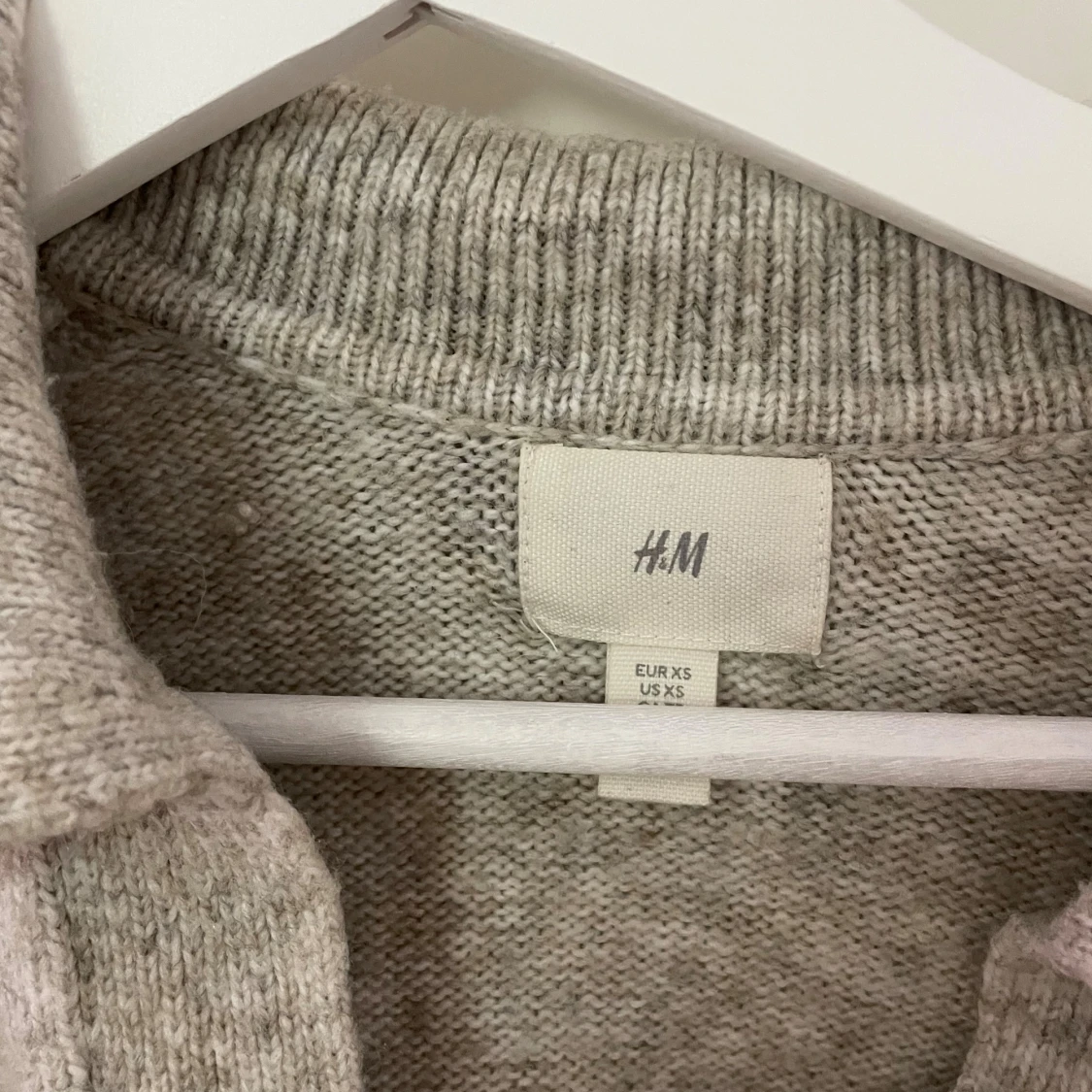 Beige stickad tröja med krage H&M - 3