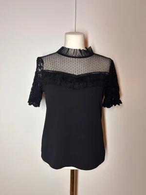 Fest topp - Topp med spets volanger och prickig mesh, märket är Morgan de toi. Storlek xs men passar även s. Köp sker via köp nu, jag postar inom 24h. Kvar tills markerad såld