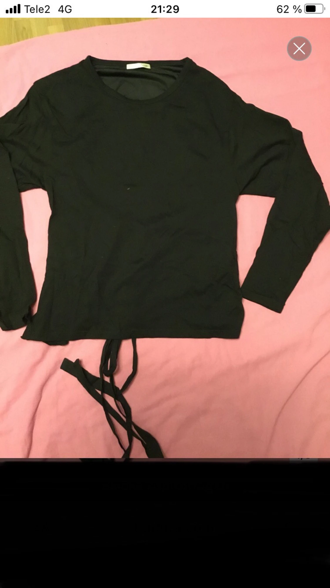 Svart långärmad topp med öppen rygg och knyt