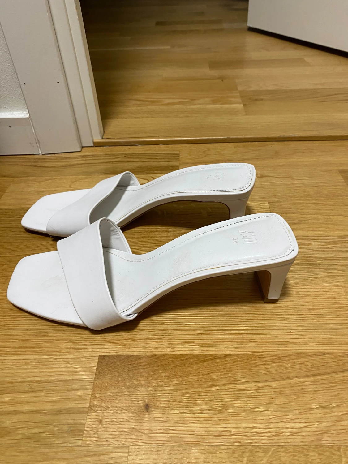 Vita klackade sandaler från H&M