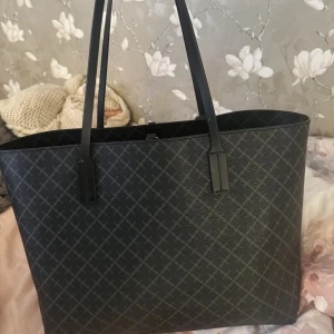 Svart väska från by melene Birger - Säljer min fina svarta birger väska använd max 5 gånger. Köpt för 2799kr på Nelly men säljer för 2200kr🤍 priset kan diskuteras