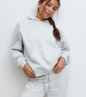 Ljusgrå hoodie  - Ljusgrå hoodie från ginatricot i storlek Xs, väldigt lite använd så i väldigt fint skick💗