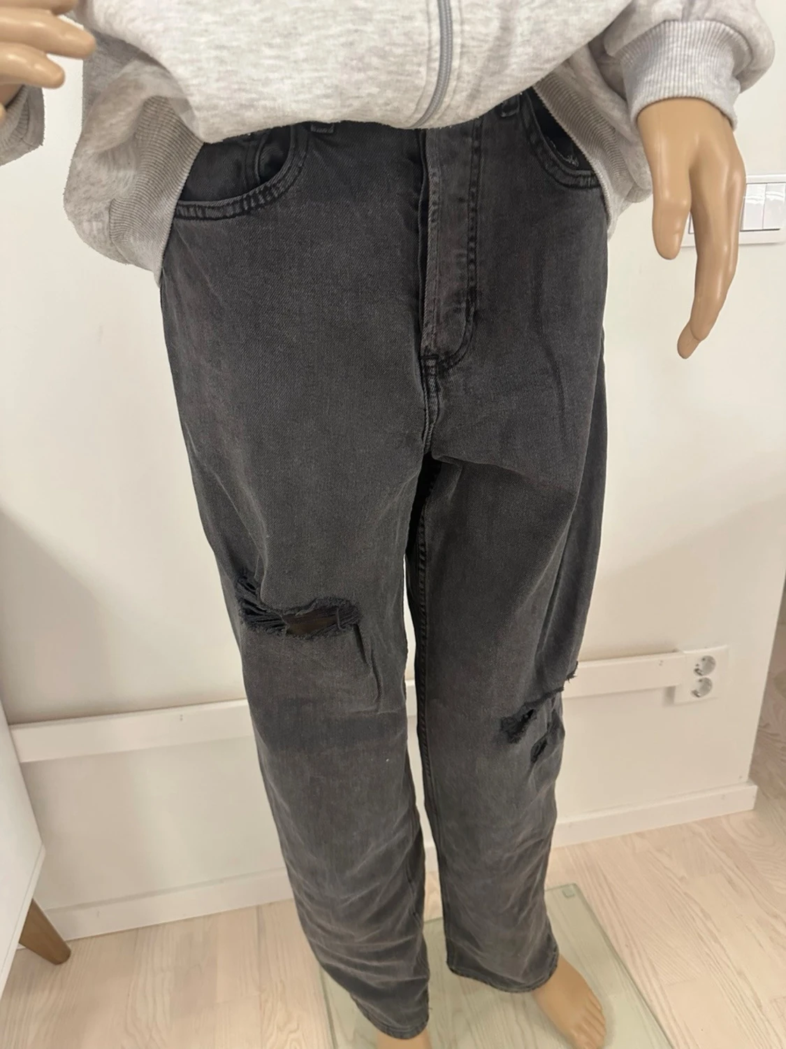 Svarta Levis 501 jeans med slitningar