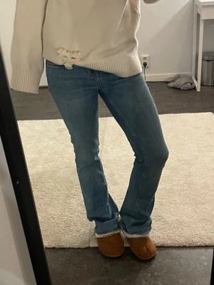 Lowwaist bootcut jeans från Zara - Snygga lowwaist bootcut jeans från zara i klassisk blå tvätt. Jeansen är uppsydda i längden men syns knappt och passar mig som är ca 165 cm. Finns en liten slitning längst ner på ena benet (se bild). Skriv gärna om frågor finns💞