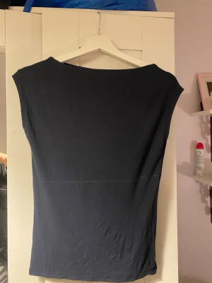 Mörkblå topp från lager157 - Snygg basic blå topp från lager157. Inte använd mycket och inget synligt tecken på användning. Den har lite kortare ärmar och den blir lite figursydd upptill. 🫶🏼