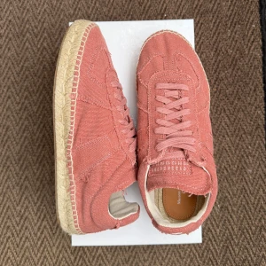 HELT NYA Maison Margiela Espadrilles Rosa sneakers i canvas - Säljer dessa Maison Margiela sneakers i rosa canvas med räa kanter och snörning. Skorna är helt nya, allt medföljer. Hör av er vid fragor eller funderingar. Pris gar att diskutera.