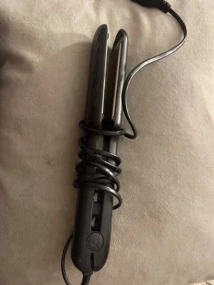 Plattång - Säljer en plattång från Åhléns. Bra skick, funkar utmärkt!