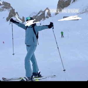 Skidjacka och skidbyxor  - Säljer ett set med blå skidjacka och matchande skidbyxor. Jackan har dragkedja och knappar, samt ficka för liftkort vid ärmsluten. Byxorna har justerbar midja och dragkedja längst ner vid benen för pjäxor. Använda men i bra skick. Det finns några få fläckar på baksidan av jackan, men de syns knappt, sedan saknas en knapp vid snölåset men det påverkar inte jackan i stort! Så najs nu till skidresan i vinter😮‍💨Säljes billigt då det inte kommer till användning längre! Kan även diskutera priset. 