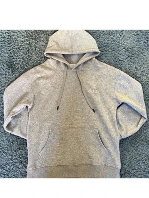 Grå hoodie - Grå märkes hoodie. CD. Storlek M, men ganska liten i storleken. Passar defenetivt S. Ställ gärna frågor om, ni vill ha ytligare information. Ej ”autentisk”