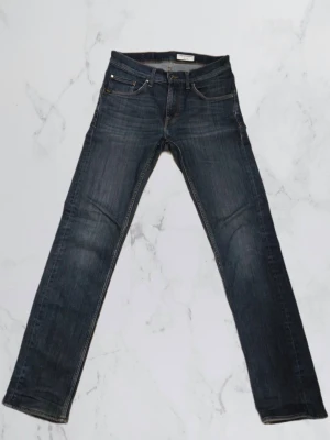 Tiger of Sweden jeans med nice wash - Blåa tiger of Sweden jeans med en liten lagning vid gylfen, syns knappt.storlek 29/34 modell Iggy