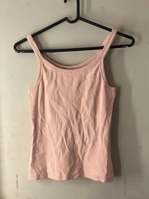 Tre ribbade linnen i pastellfärger - Säljer tre stilrena linnen i ribbad bomull, perfekta basplagg. Ett ljusrosa, ett dämpat grönt och ett turkost. Alla linnen har  rak passform och är lite urringade. Superenkla att matcha och sköna att bära till jeans eller kjol.