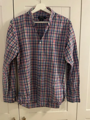 Polo Ralph Lauren skjorta - Klassisk Polo Ralph Lauren skjorta | Storlek: M, Slim fit | Skick: Bra | Kvitto finns ej | Kom PM för frågor och fler bilder! 