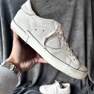 Philippe model prsx skor - Philippe model prsx skor | orginalstorlek 43, fråga om innermått vid osäkerhet | ingår: endast skorna| fraktar spårbart eller möts upp i Täby📍