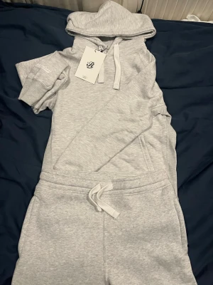 Grå hoodie och shorts i storlek S - Säljer min helt nya russemerch! Både shorts o hoddie i storlek S. Helt oanvända och lappan sitter kvar. Säljer båda tillsammans för endast 450!  Om du bara vill ha en av dem funkar de också skriv så kommer vi överens om ett pris. Tveka inte på att ställa några frågor! Säljer 