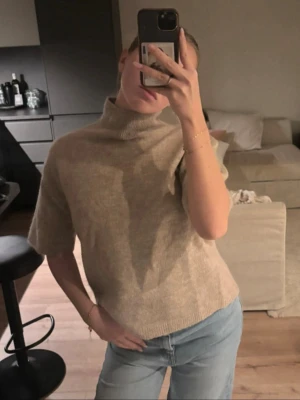 Stickad tröja - Stickad tröja från Gina. Storlek S/M. Mycket bra skick. 