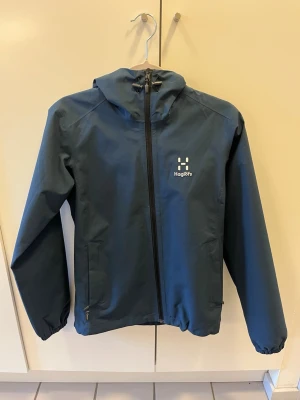 Blå haglöfs skaljacka - Blå haglöfs vind/skaljacka inte så använd så ty förliten storlek för mig men så fin! Storlek XS