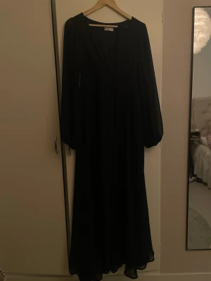 Marinblå långklänning med v-ringning och slit - En bal klänning som är använd en gång ifrån GODDIVA London i storlek; M