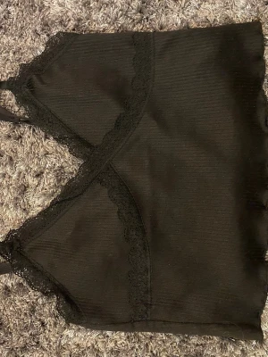 Svart topp från H&M - Magtröja