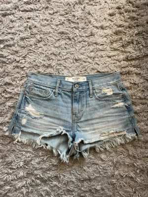 Abercrombie & Fitch jeansshorts  - Säljer dessa snygga jeansshorts då dem inte passar mig längre. Har bara använt dem några få gånger. Skicka gärna och fråga om mått 