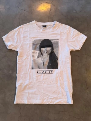 T-shirt med tryck - En fet T-shirt med ett snyggt tryck. 