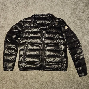 Moncler Acorus Jacka  - Svart Moncler Acorus Jacka || Storlek 1 passar S/M || Helt ny