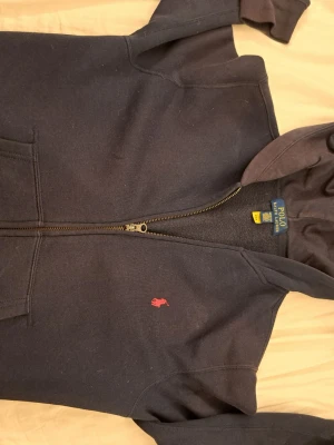 Ralph lauren tröja - Snygg rakph lauren hoddie. Hoddien är mörk blå. Jag har använt tröjan ganska mycket men ändå bra skick!. Tveka inte att fråga om ni har nån fråga. Pris kan diskuteras!