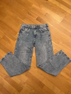 Blåa raka jeans  - Tja dem är i bra skick från Kappahl i storlek 170cm / xs.