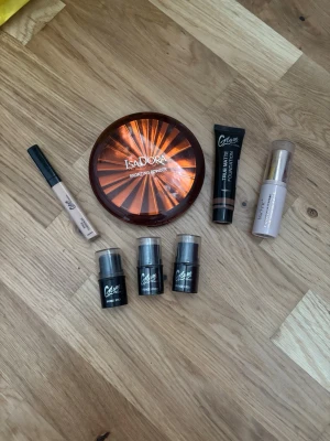 Sminkpaket med bronzer och concealer  - Säljer ett sminkpaket med IsaDora Bronzing Powder i färgen 91 Dark Tan, Glam True Matte foundation , Glam concealer i färgen Sand 10, Technic stick i färgen Mocha, samt tre Color Cosmetic sticks i färgerna 04. Allt är använt utom två bronzer sticks från glam of Sweden som är inplastade. Locket på IsaDora bronzers har gått sönder!