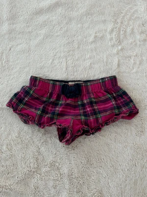 Abercrombie & fitch lågmidjade vintage shorts  - Ett par vintage mini shorts från Abercrombie & fitch i storlek XS. Rakt över midjemått: ca 30cm (stretch finns). Jag fraktar inom 24h. Se liknande plagg i min profil!