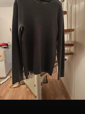 Hannes Roether Grey Knit Sweater – Minimalist Designer Pullover - Stylish grey knit sweater from Hannes Roether, known for high-quality materials and minimalist design. The sweater has a clean, modern look with a slightly textured knit and a relaxed, timeless fit – perfect for everyday wear or smart casual outfits. ✔ Soft and comfortable knit ✔ High-quality designer piece ✔ Neutral grey color – easy to style ✔ Great condition, no noticeable flaws A perfect piece if you like understated, Scandinavian / European designer fashion. Brand: Hannes Roether Color: Gre