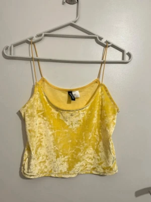 Gul sammetstopp från H&M - Säljer en gul topp från H&M i storlek S. Knappt använd 
