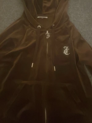 Juicy couture hoodie  - Skön juicy hoodie, jag säljer för den kommer aldrig till användning längre. Jättebra skick och sitter bra på mig som är strl xs/S. 