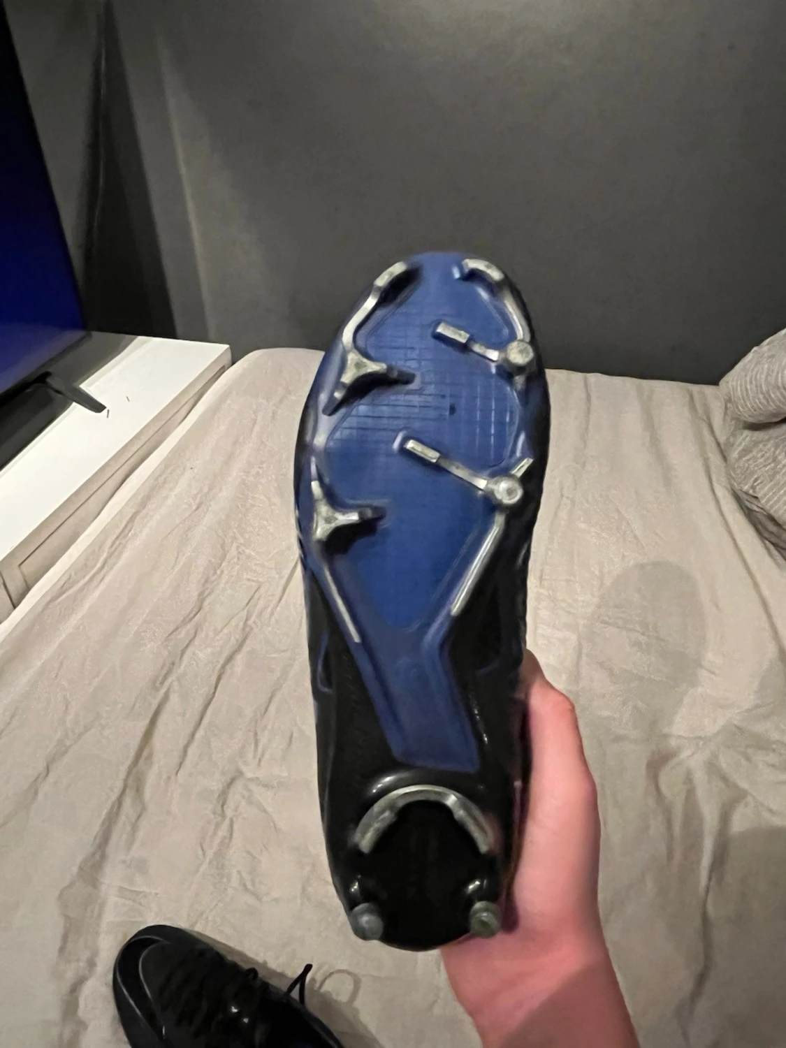 Nike svarta fotbollsskor med blå sula - 2