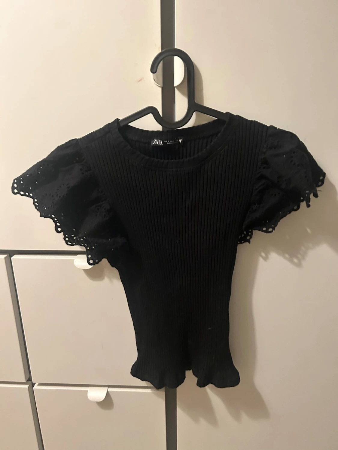 Svart blus med volangärmar från Zara - 2
