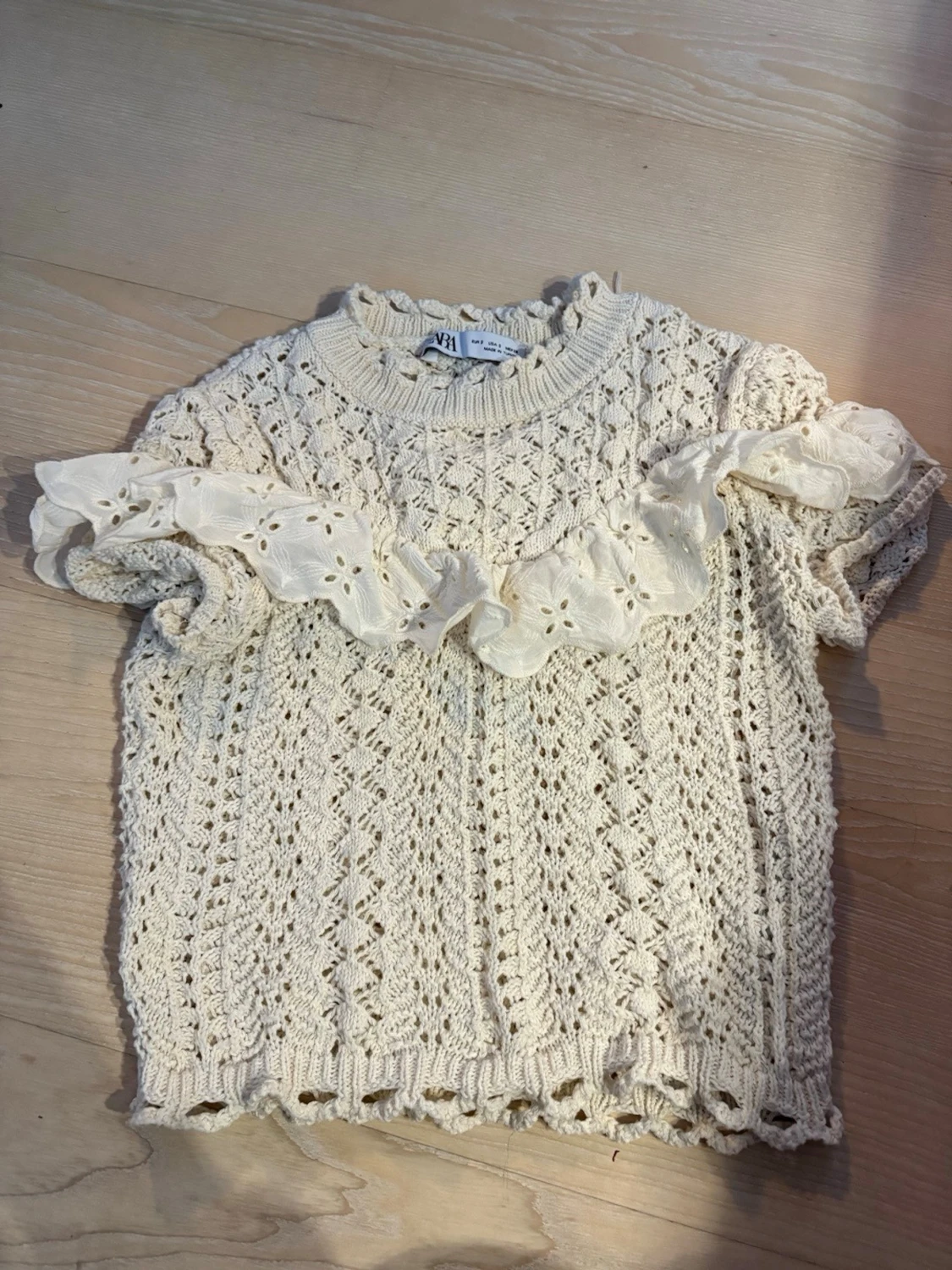 Beige stickad topp med volang Zara