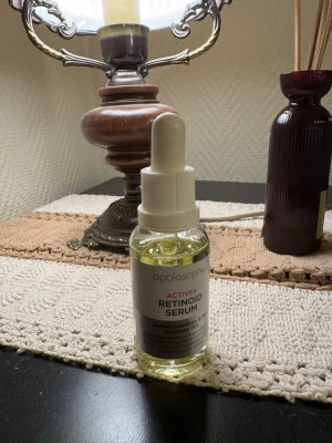 Apolosophy Retinoid Serum - Testad. Retinoid serum från Apolosophy med pipett, genomskinlig flaska och gulaktig vätska. Innehåller retinyl palmitate 0,3% och squalane 15%. Perfekt för dig som vill boosta hudvårdsrutinen med aktiva ingredienser.